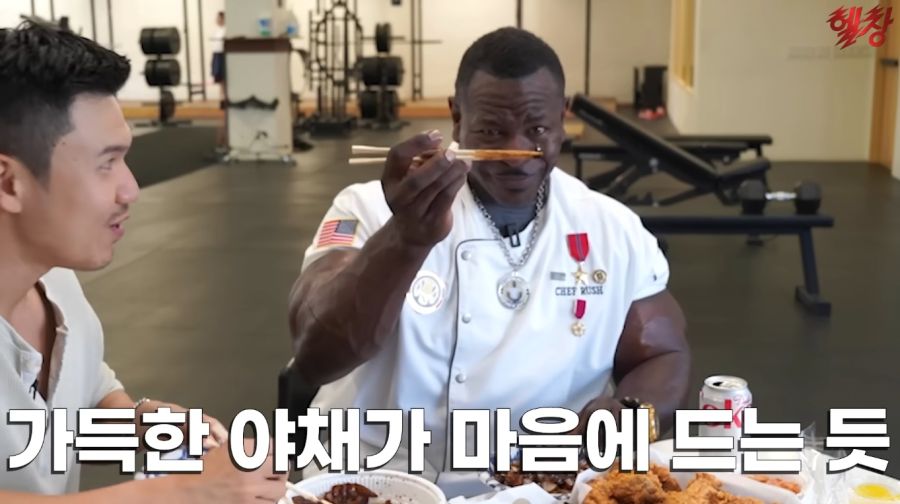 짜장면을 처음 먹어본 백악관 쉐프의 반응_14.jpg
