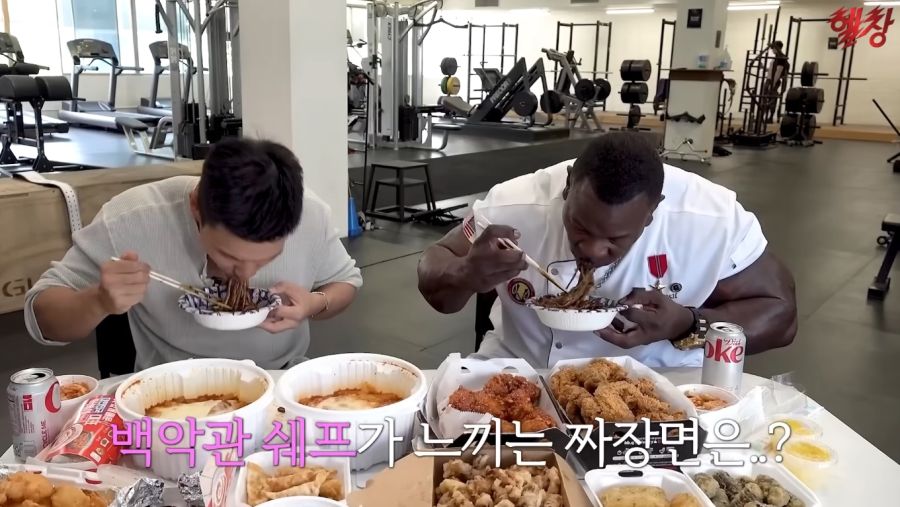 짜장면을 처음 먹어본 백악관 쉐프의 반응_15.jpg