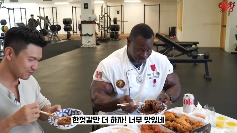 짜장면을 처음 먹어본 백악관 쉐프의 반응_18.jpg