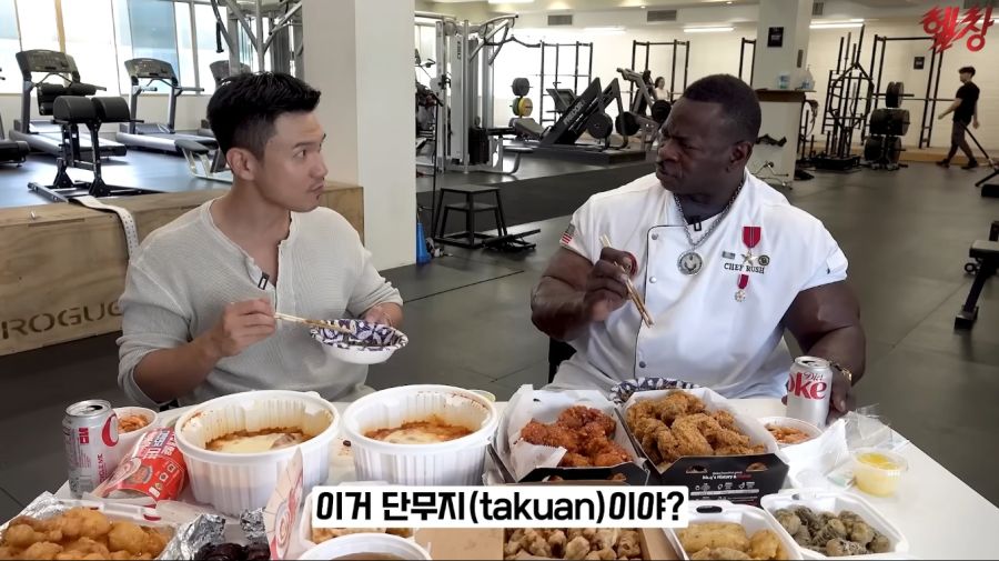 짜장면을 처음 먹어본 백악관 쉐프의 반응_25.jpg
