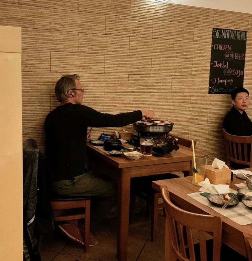 식당에서 혼자 삼겹살 구워먹는 유명 배우.jpg_1.jpg