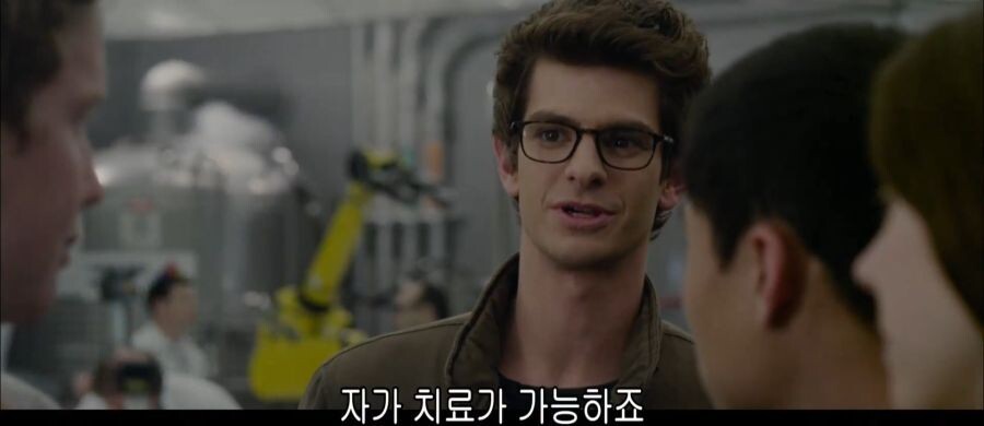 mcu)피터 파커를 바라보는 교수들의 표정_11.jpg