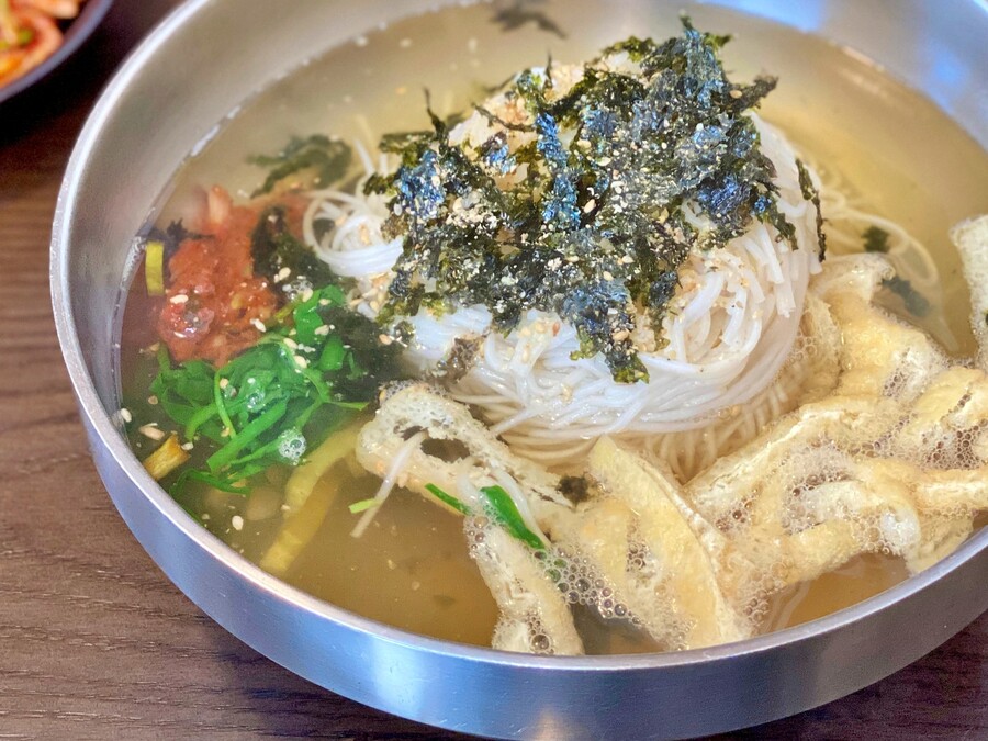 진한 멸치 향이 풍기는 국수 한 그릇