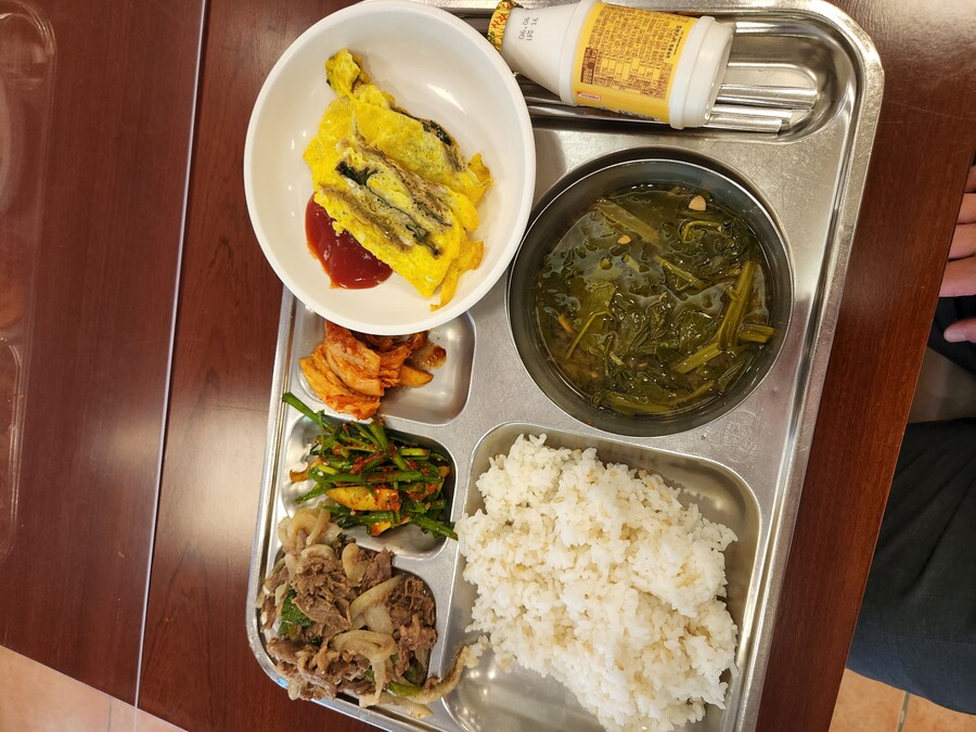 제가 근무하는 곳에 직원 식당입니다