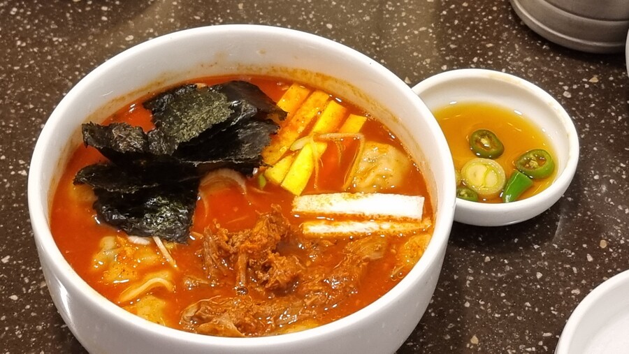 여의도 줄서서 먹는 비싼 만두국집