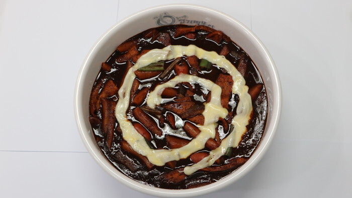 엽기떡볶이 리뉴얼 짜장 7천원 할인하길래 먹어봤음_1.jpg