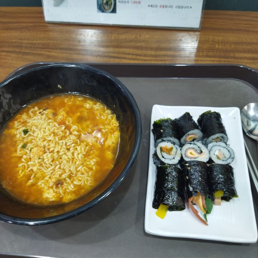 전주역 역사 안에 있던 꼬마김밥집에서 라면 꼬마김밥