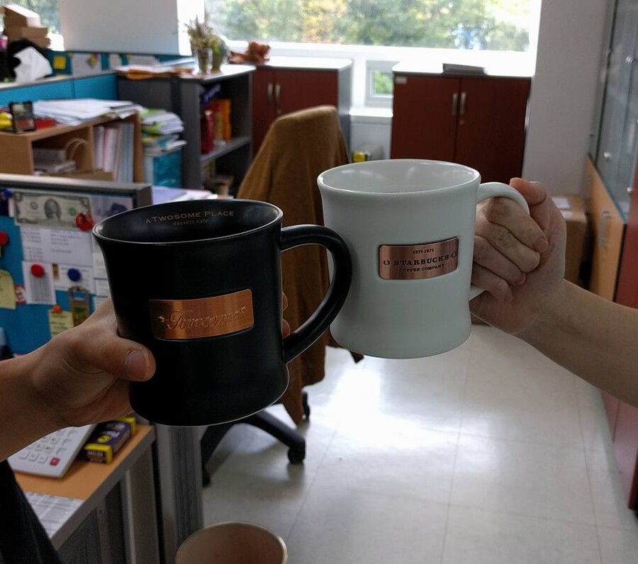 [유머] 유명 커피 체인점...'디자인 도용' .... 예전에도 있었는데???_1.jpg