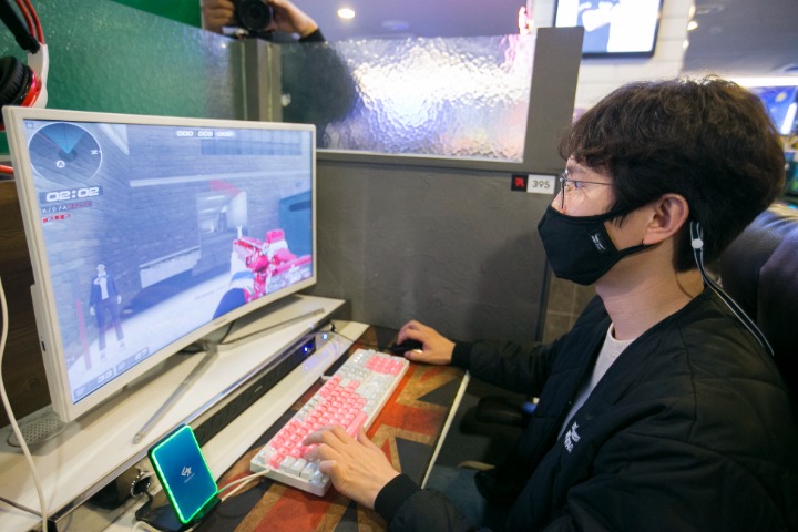 사진5. 부산 참가자들과 함꼐 게임을 즐기는 김태현 디렉터.png