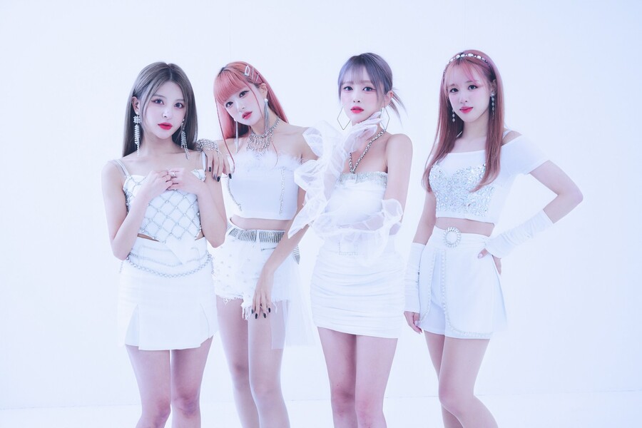 리즈엔터 아이씨유 새 단체 프로필 공개(맨 우측 일본 멤버 미쿠 영입)_1.jpg