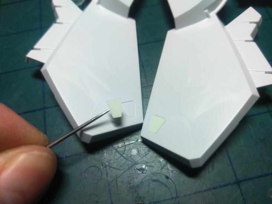 [작업中] MG 파즈 버카, 풀아머 장갑에만 축광테이프 작업완료후 사진들입니다~_4.jpg