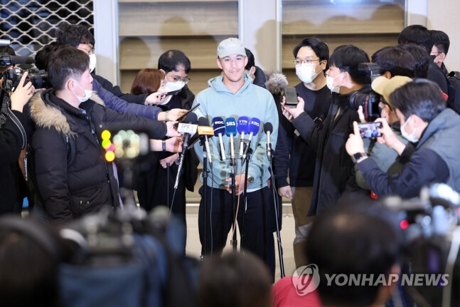 WBC)토미 현수 에드먼 입국인터뷰_1.png