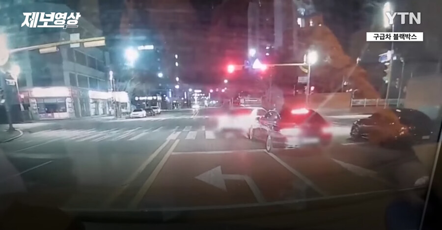 혈압주의) 구급차에게 길 비켜줬다가 김여사에게 받친 운전자_20.png