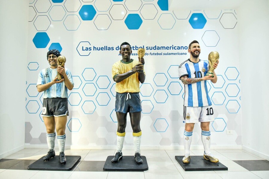 메시, 펠레-마라도나와 나란히 선다···남미축구연맹 실물 사이즈 동상 선물_2.jpg