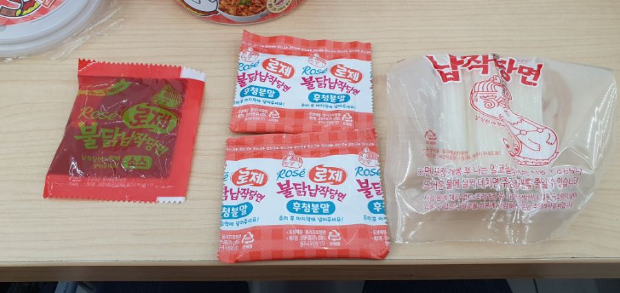 GS25에서 로제 불닭납작당면과 땅콩샌드를 먹어봤습니다._4.jpg