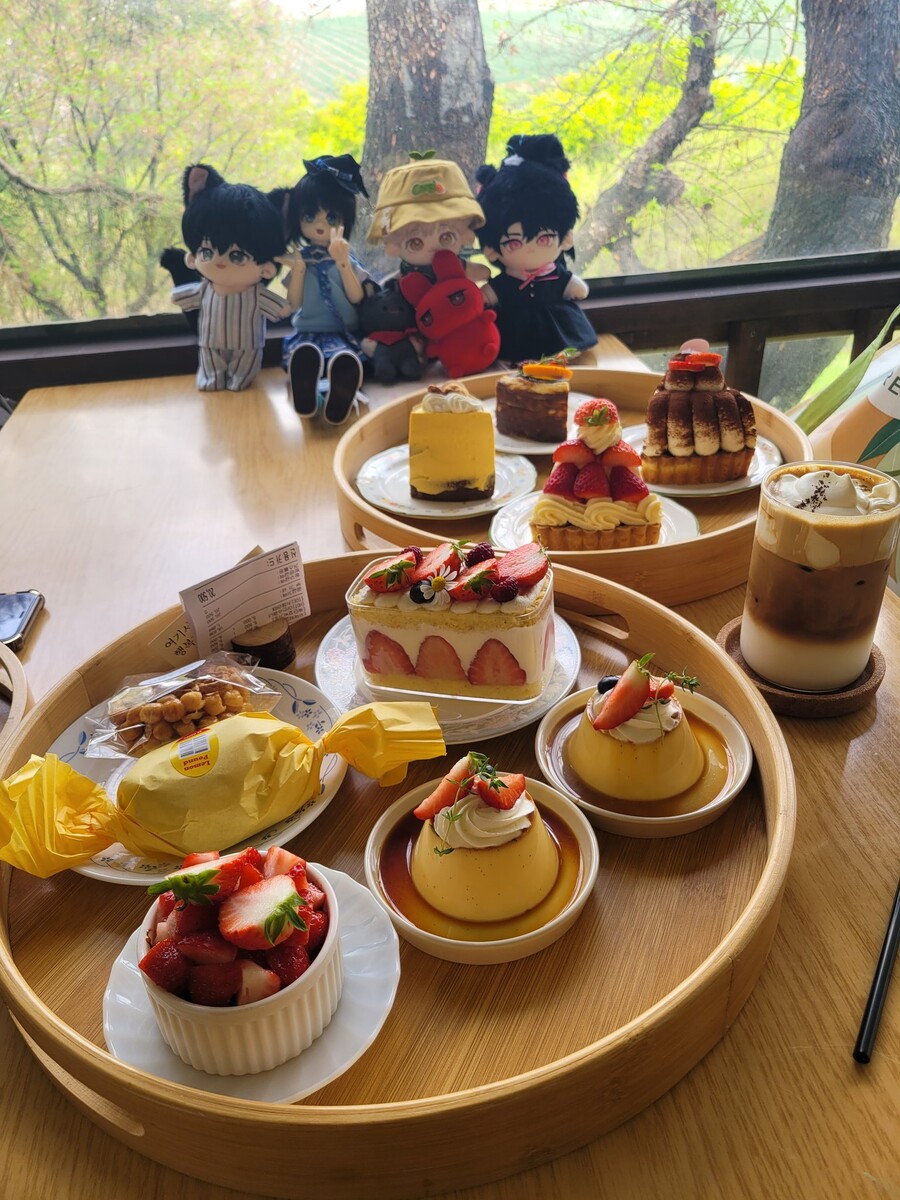 알바 : 어째서 저 손님은 몇시간 동안 앉아있죠?_4.jpg