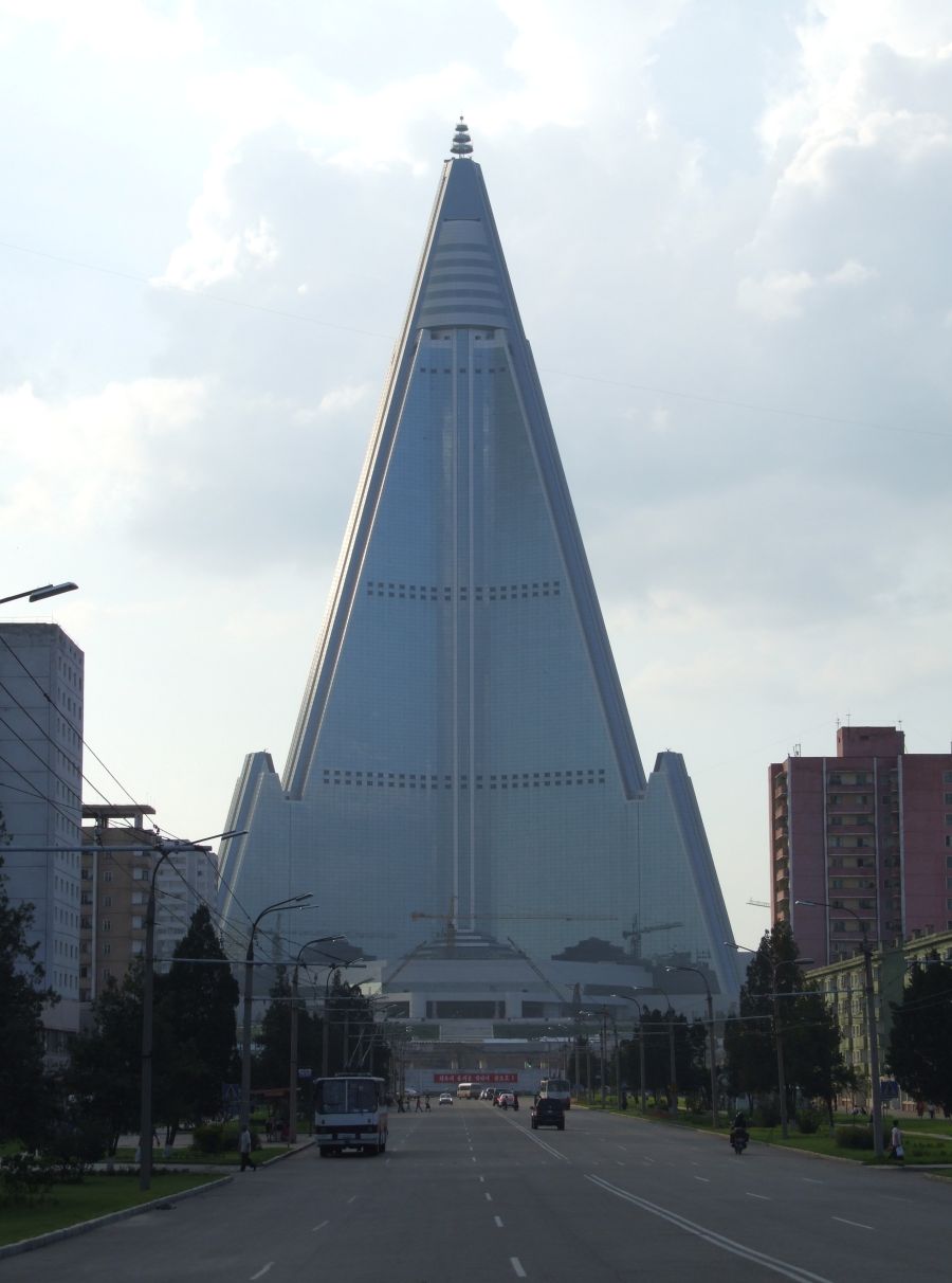 Ryugyong_Hotel_Pyongyang_02.jpeg