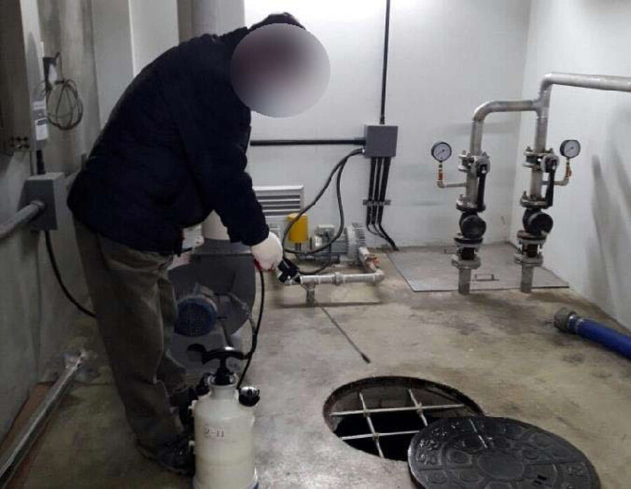 아파트 정화조 탱크의 물을 다 퍼냈더니 남성 시신이 나왔다 (인천)_1.jpg