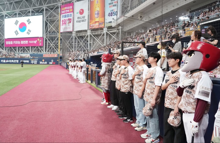 오버워치 월드컵 한국 대표팀이 홈 팬들 앞에서 키움히어로즈의 승리를 기원하고 있다 (2).jpg