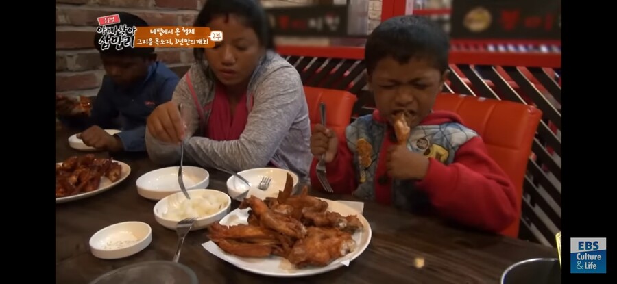 한국식 치킨을 처음 먹어본 네팔 가족_3.jpg