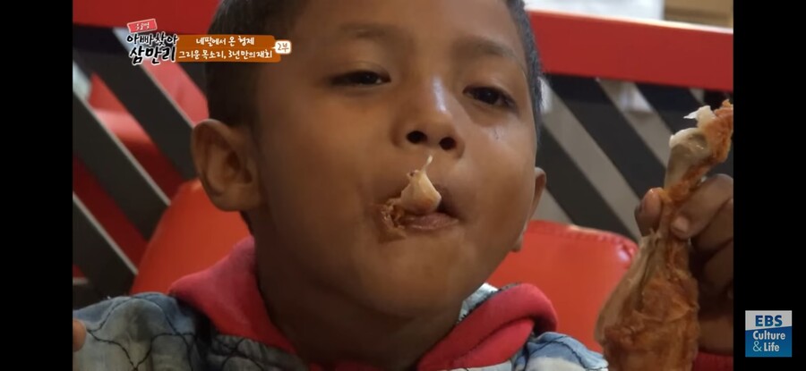 한국식 치킨을 처음 먹어본 네팔 가족_4.jpg