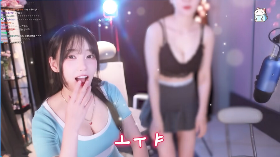 방송으로 사심 채우는 여캠(마젠타, 초단)_1.png
