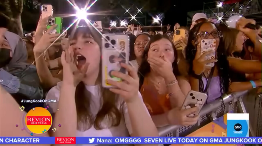 BTS) 예전과 다른 공연장 관객들의 모습_3.png