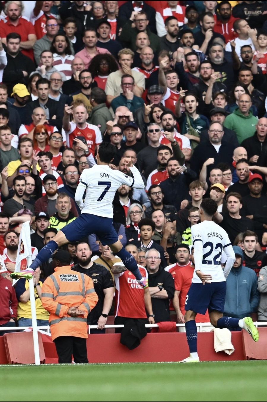 어제자 손흥민을 격하게 환영하는 아스날팬들_1.jpeg