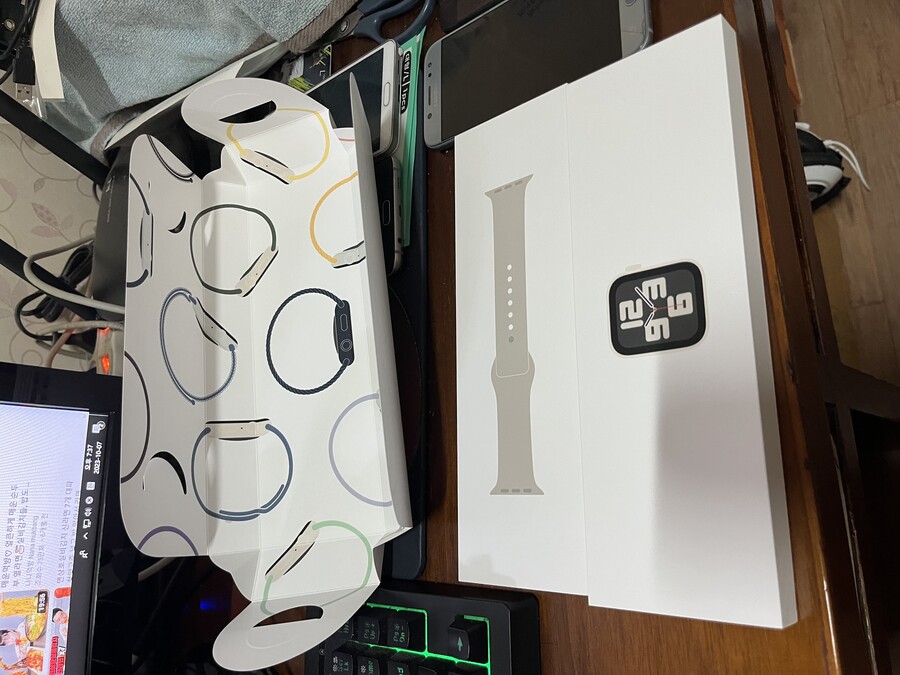 에플워치 se2 44mm gps 스타라이트 개봉샷_1.jpeg