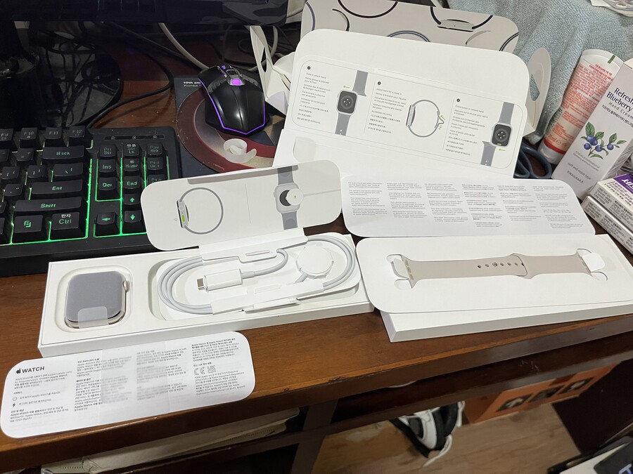 에플워치 se2 44mm gps 스타라이트 개봉샷_3.jpeg