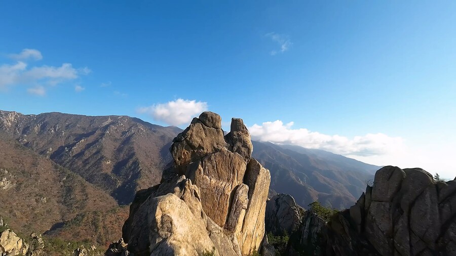 해발 1004m에 있는 봉우리 틈새를 드론으로 통과가 가능할까?_4.jpg