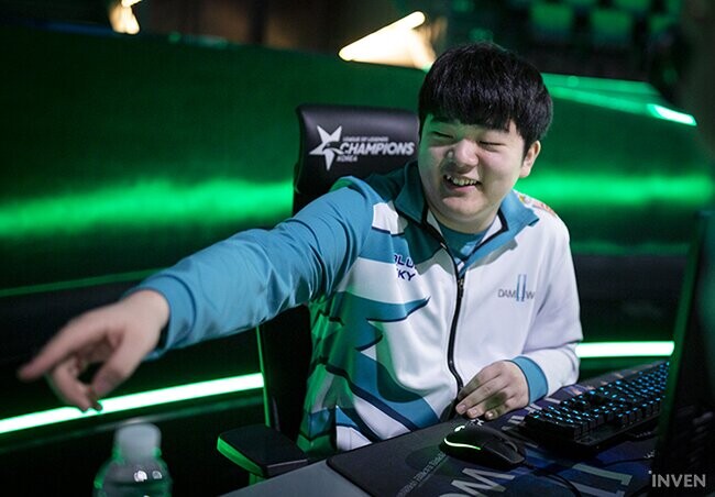 롤)현 젠지 로스터 수상경력.jpg_4.jpg