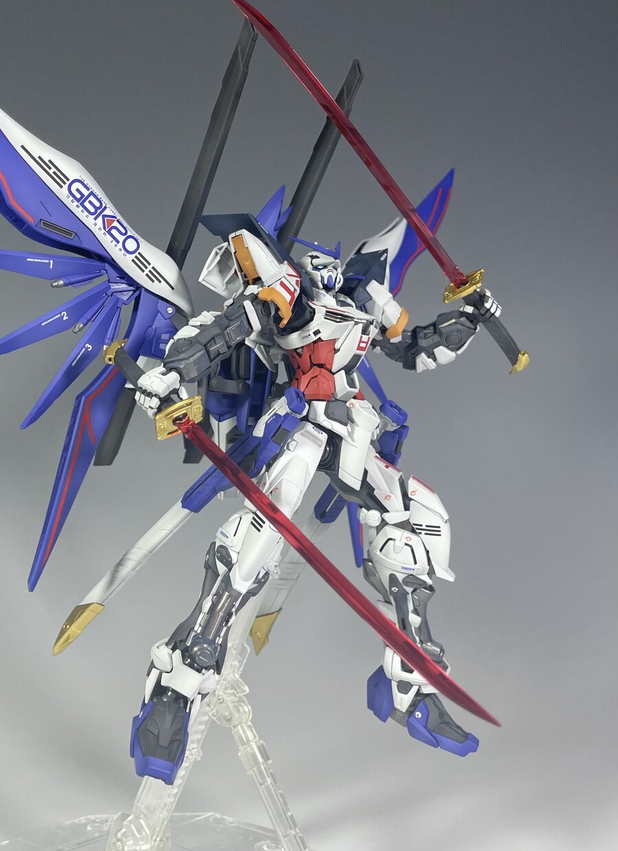 [MG] 한국한정 GBK-20 어스트레이 건담 풀도색 완성_5.jpg