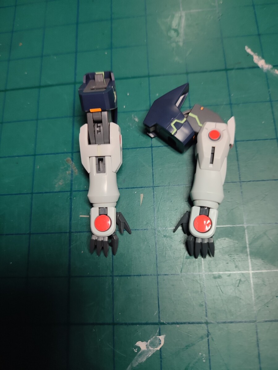 [건담] 건프라의 살짝 복잡한 몰드에 내가 축광테이프를 작업하는 방식_10.jpg