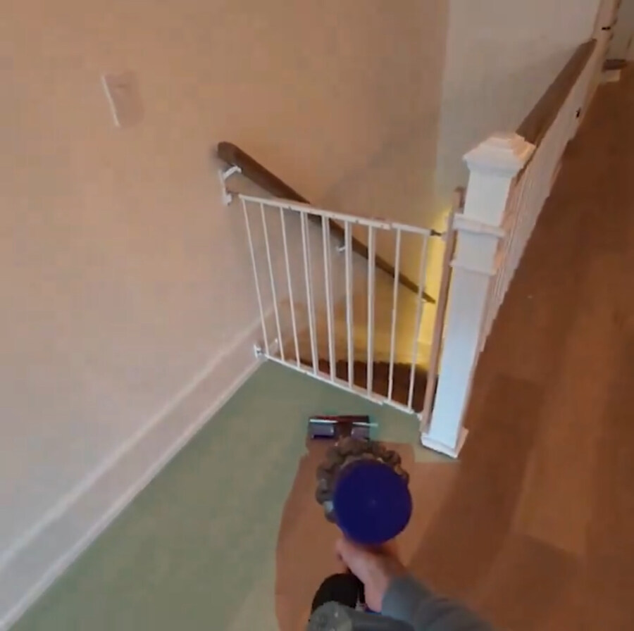 애플 비전 프로로 청소하기라고 돌고 있는 영상 특_1.jpg