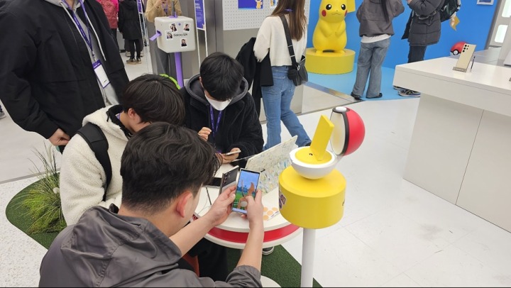240223_포켓몬 잡으러 삼성 강남으로 떠나볼까 Niantic, 삼성전자와 Pokemon GO 협업 이벤트 현장 방문객들에게 인기_03.jpg