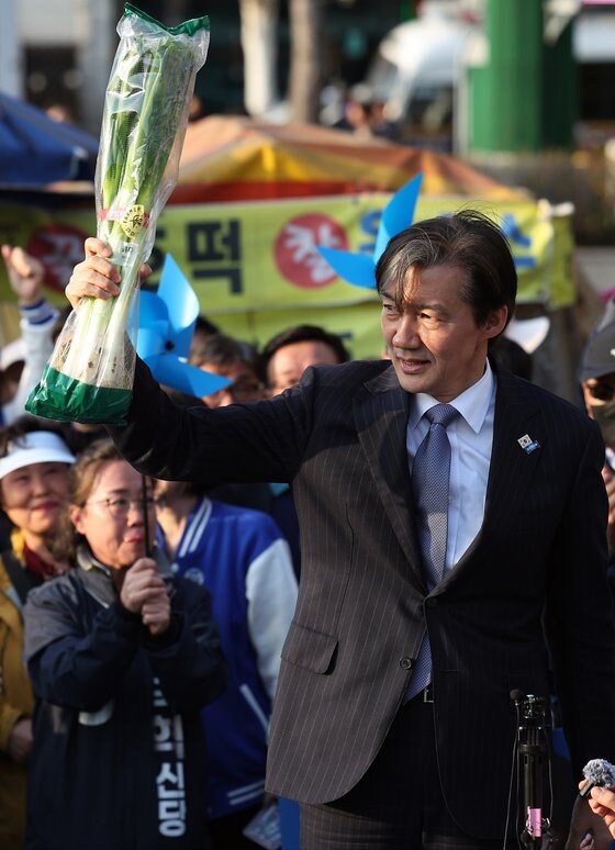 조국 "감옥가면 책읽고 팔굽혀펴기"… 與 "감옥은 참회 공간"_2.jpg