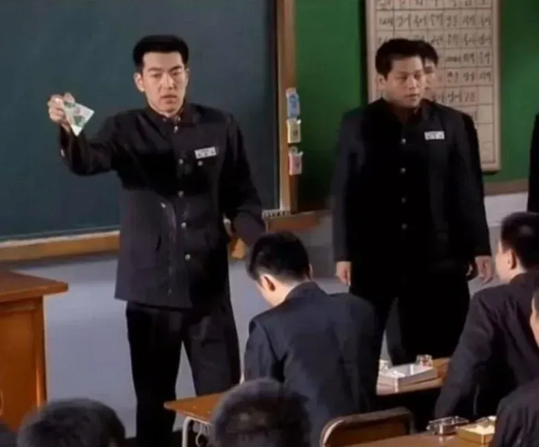 남학생들 앞에서 우유통 흔드는 선도부장.jpg_1.webp