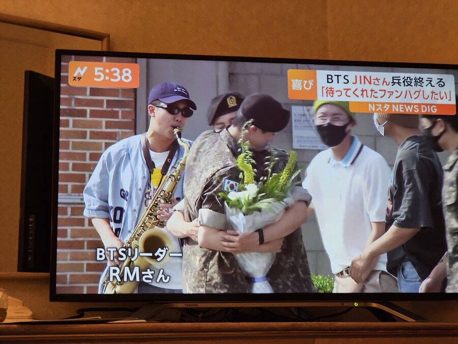 BTS) 진 전역한걸로 뉴스에서 떠드네 ㅋㅋㅋㅋㅋㅋ_3.jpg