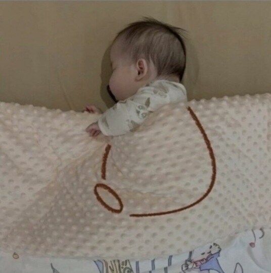 자는 모습이 충격적인 아기.jpg_1.jpg