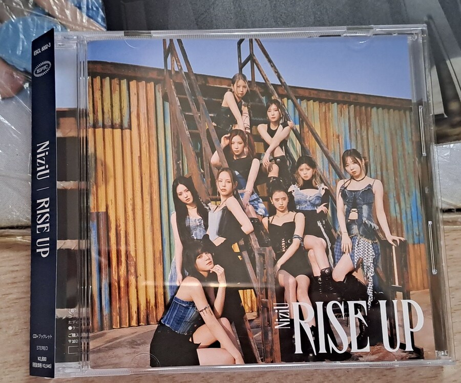 NiziU (니쥬) RISE UP (첫회한정생산반 B)_2.jpg