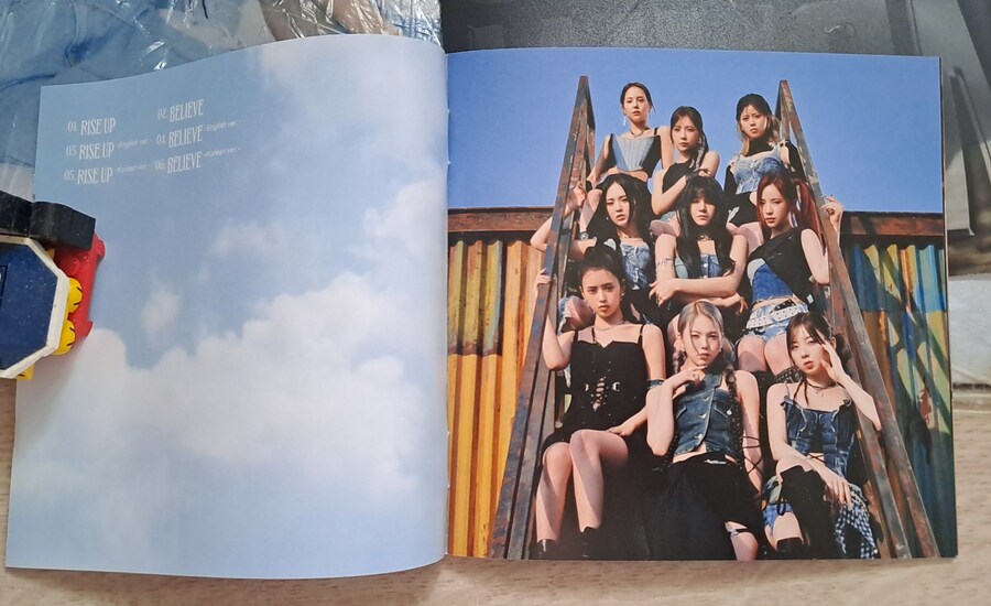 NiziU (니쥬) RISE UP (첫회한정생산반 B)_6.jpg