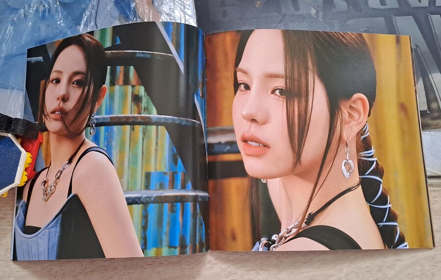 NiziU (니쥬) RISE UP (첫회한정생산반 B)_7.jpg