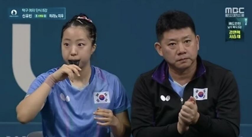 유빈선수 바나나 까서 들고 기다리는 감독님들_6.jpg