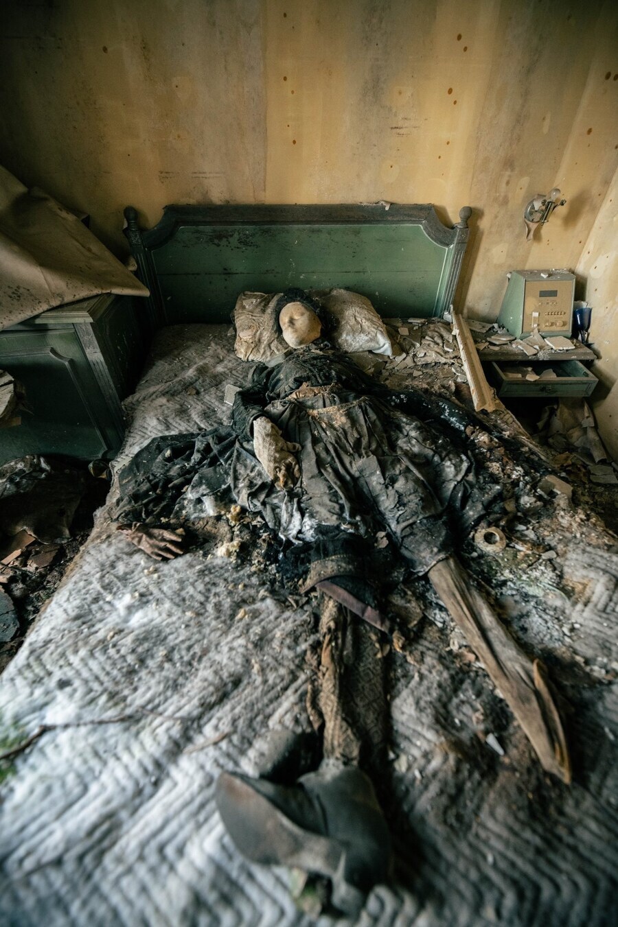 [약간 혐오] 일본, 폐호텔 침대 위의 썩은 인형🏨🛏_2.jpg