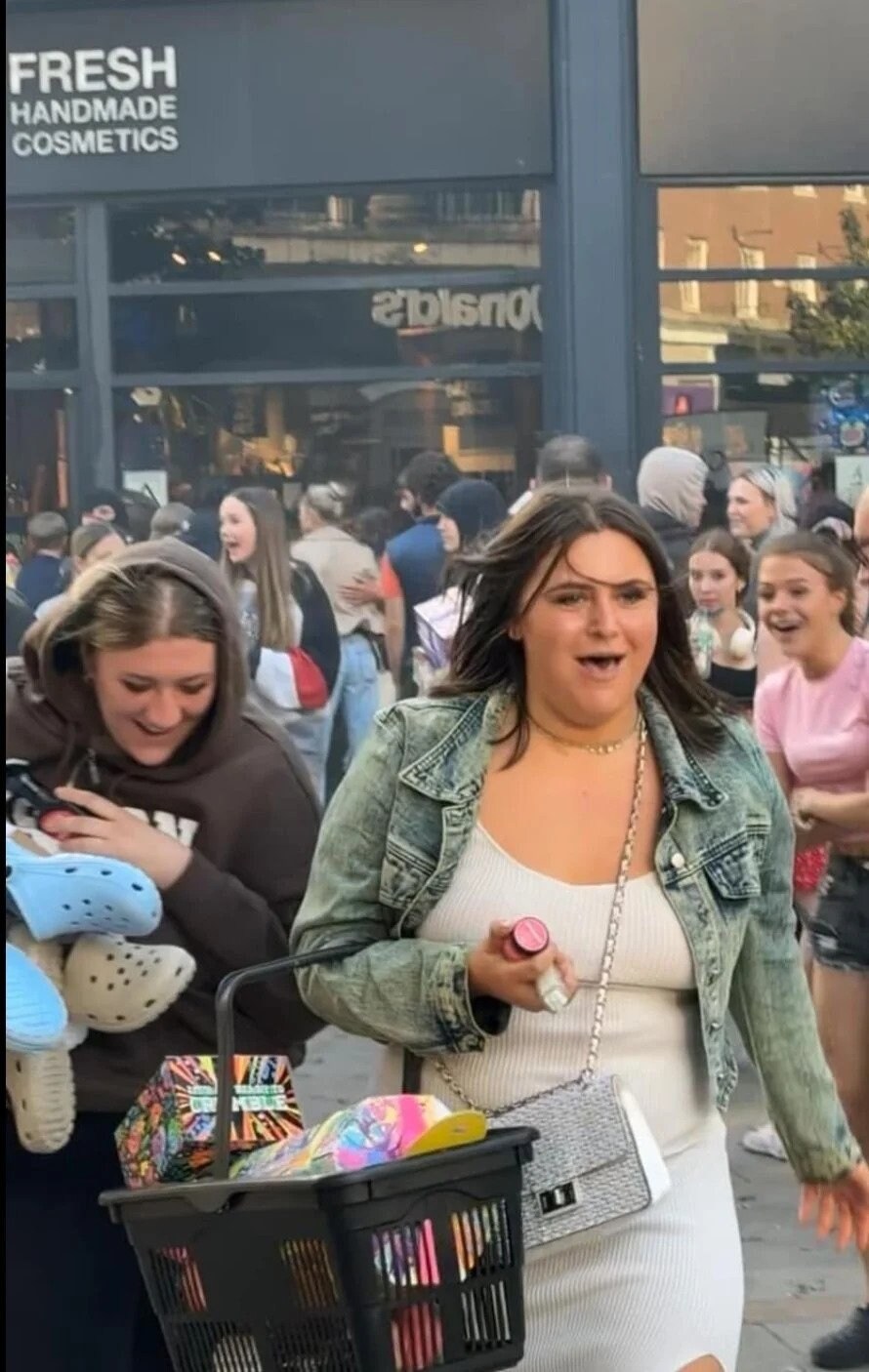 폭동과 약탈로 개판이 된 영국.jpg_1.jpg