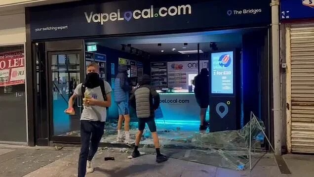 폭동과 약탈로 개판이 된 영국.jpg_3.jpg