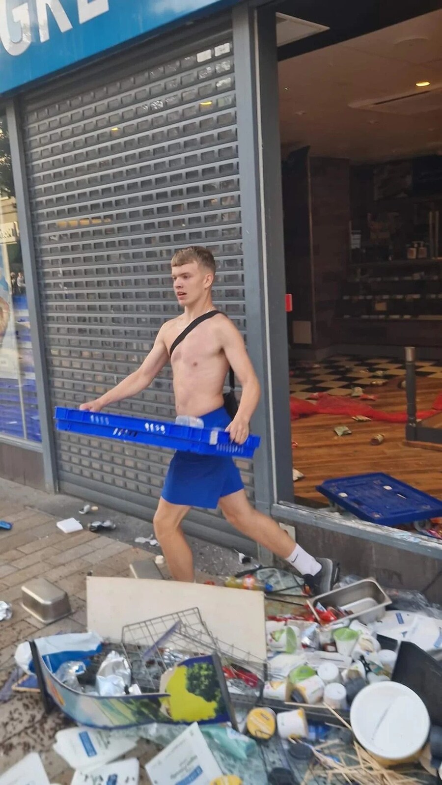 폭동과 약탈로 개판이 된 영국.jpg_4.jpg