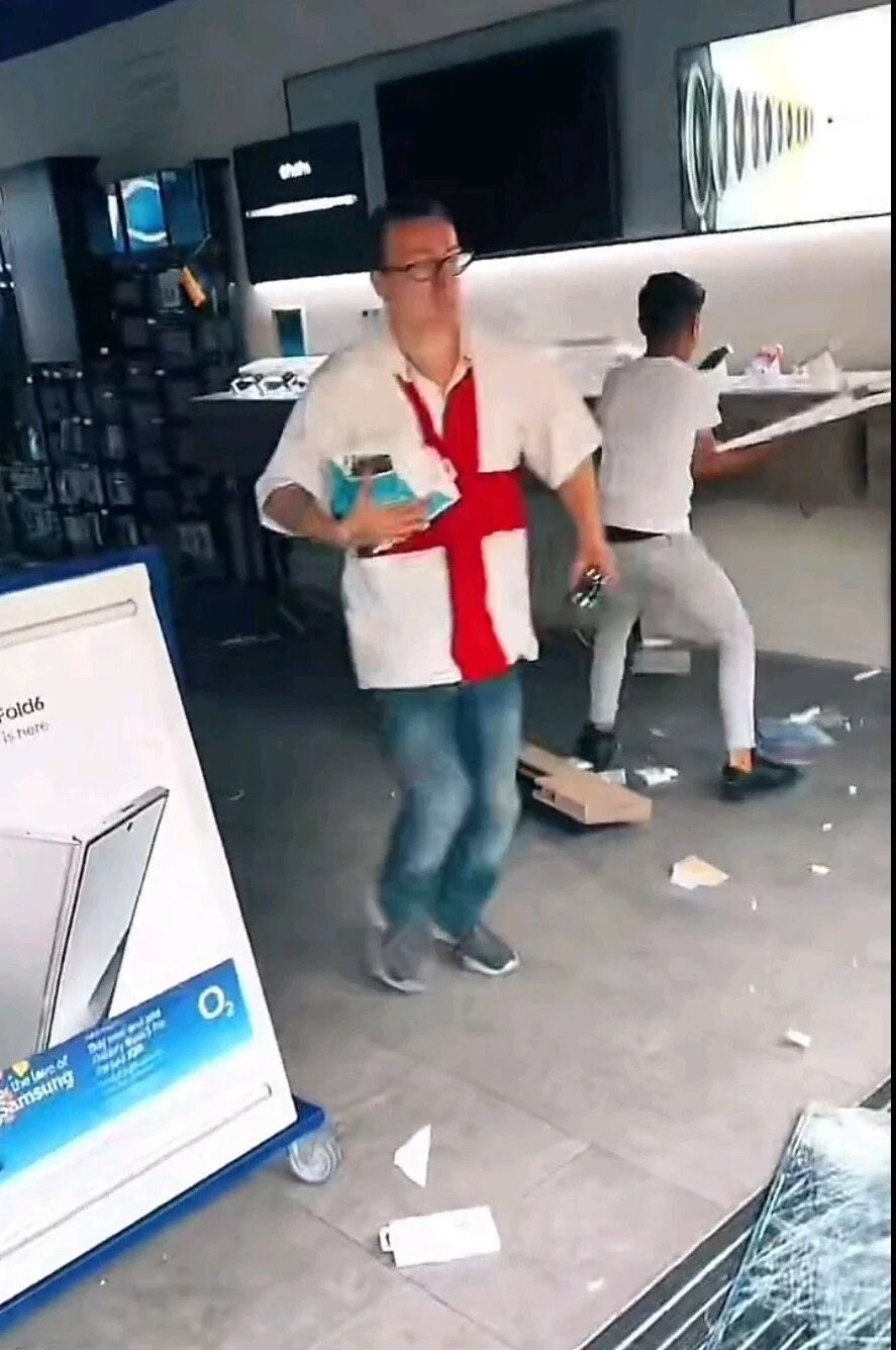 폭동과 약탈로 개판이 된 영국.jpg_7.jpg