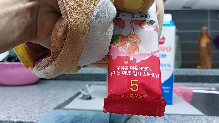 너무 더울땐 시원한 딸기우유 한잔해 이모!_30.jpg